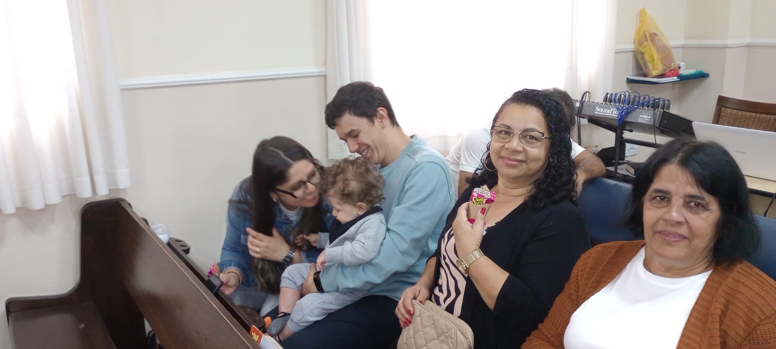 Homenagem ao Dia das Mães com jantar organizado pela UMP.